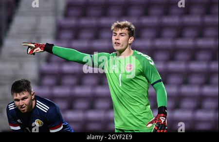 Tynecastle Park, Edinburgh .Schottland, Großbritannien. Oktober 2021. UEFA U-21 Championship Qualifier Schottland gegen Dänemark. Mads Hermansen Denmark U-21 Torwart Credit: eric mccowat/Alamy Live News Stockfoto