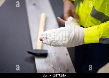 Hand- Und Fingerverband Nach Hammerunfall. Verletzter Fingernagel Stockfoto