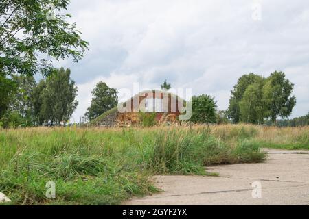 BERLIN BRANDENBURG, DEUTSCHLAND - 15. Mai 2020: Ein alter versteckter überwucherter Panzerbunker aus dem Weltkrieg in Deutschland Brandenburg. Stockfoto