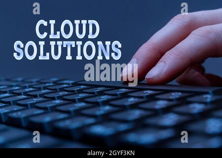 Konzeptionelle Darstellung Cloud Solutions, Word für On-Demand-Dienste oder Ressourcen, auf die über das Internet zugegriffen wird Hände zeigen Drücken der Computertastatur-Tasten T Stockfoto