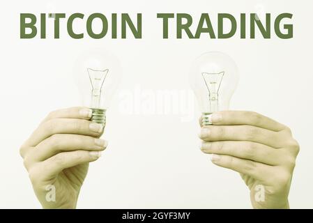 Schreiben Anzeigetext Bitcoin Trading, Business Overview Kauf und Verkauf von Kryptowährung in Aktien Markt zwei Hände mit Lampe zeigen oder vor Stockfoto