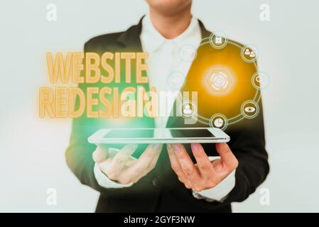 Schreiben Anzeige Text Website Redesign, Word geschrieben auf Modernisieren Verbesserung oder Ausflüchtern Ihrer Website s ist Look and Feel Lady in Uniform Holding Telefon an Stockfoto