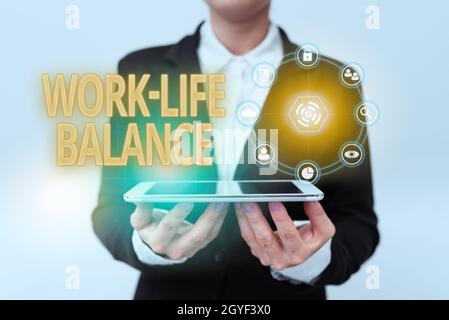 Schild zeigt Work Life Balance, Business Schaufenster Zeit für die Arbeit und Aspekte des Lebens zugewiesen sind gleich Lady in Uniform Holding Phone und zeigt F Stockfoto