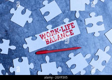 Schild mit Work Life Balance, Internetkonzept die für die Arbeit und die Lebensbereiche zugewiesene Zeit sind gleich Aufbau eines unvollendeten weißen Jigsaw-Musters Stockfoto