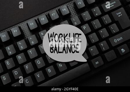 Hand schreiben Zeichen Work Life Balance, Konzept Bedeutung Zeit für die Arbeit und Aspekte des Lebens zugewiesen sind gleich Abstract Typing Online-Einladung Briefe, Stockfoto