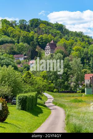Sonnige Landschaft mit einer kleinen Burg rund um Buchenbach in Hohenlohe, Deutschland Stockfoto