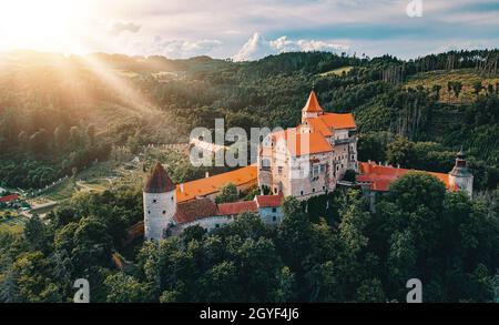 Schöne landschaftliche Luftaufnahme des historischen mittelalterlichen Schlosses Pernstejn bei Sonnenuntergang, Tschechische Republik Stockfoto