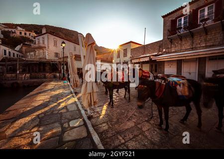 Hydra. Wunderschöne einzigartige Insel in Griechenland. Bekannt als Stadt mit vielen Eseln. Friedliches Stadtbild Am Morgen. Stockfoto