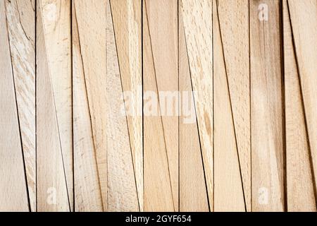 Holzkeil gehackt in der Konstruktion für Balance neue Tür verwendet. Baumarkt. Nahaufnahme des Holzhintergrunds Stockfoto