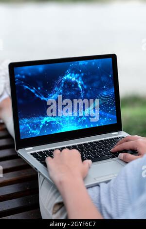 Laptop Ruht Sich Auf Der Runde Einer Frau Mit Flachen Beinen Aus, Die Remote-Job Abwickle. Stockfoto