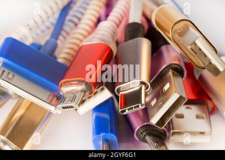 Haufen USB (Universal Serial Bus) Peripheriekabel Steckverbinder Stecker Universal Standard für Computer verschiedene Typen Kabel und Anschlüsse. Nahaufnahme Stockfoto