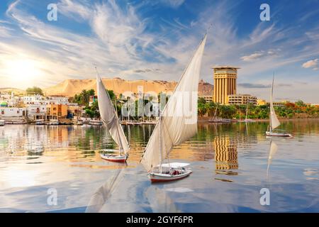 Der Nil und die traditionellen Feluccas in Assuan, Ägypten, wunderschöne Sommerlandschaft. Stockfoto