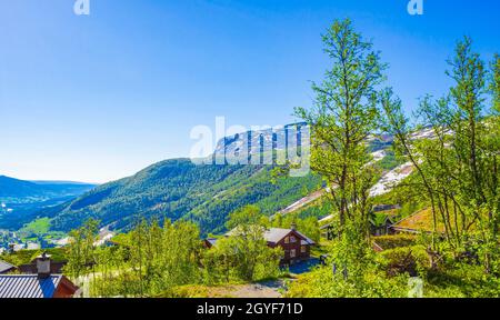 Schönes Landschaftspanorama von Norwegen Hemsedal Skicenter mit Berghütten Hütten und bewölktem Himmel. Stockfoto