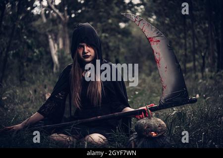 Portrait Frau gruseliger Geist im Wald, halloween-Konzept Stockfoto