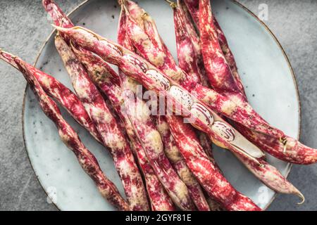 Cranberry-Bohnen. Borlotti-Bohnen. Bohnen-Pads auf dem Teller. Draufsicht. Stockfoto