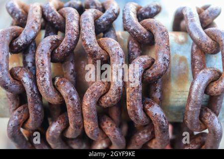 Rostige Kette um Metallstangen im Hafen von Kiel Stockfoto