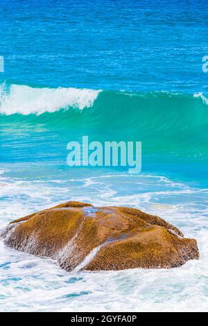 Starke Welle trifft riesigen Felsen am herrlichen Strand Praia de Lopes Mendes auf der tropischen Insel Ilha Grande in Angra dos Reis Rio de Janeiro Brasilien. Stockfoto