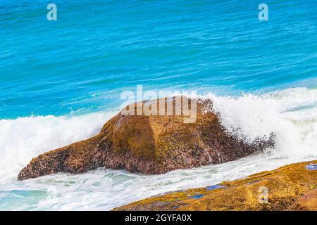 Starke Welle trifft riesigen Felsen am herrlichen Strand Praia de Lopes Mendes auf der tropischen Insel Ilha Grande in Angra dos Reis Rio de Janeiro Brasilien. Stockfoto