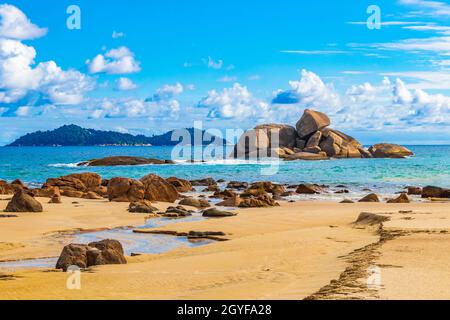 Erstaunliche Felsformationen Felsbrocken auf der großen tropischen Insel Ilha Grande Santo Antonio Beach in Angra dos Reis Rio de Janeiro Brasilien. Stockfoto