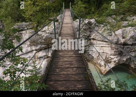 Hängebrücke auf dem Soca Trail, bei Bovec, Slowenien Stockfoto