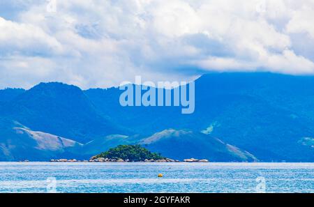 Tropische Inseln bei Ilha Grande in Angra dos Reis Rio de Janeiro Brasilien. Stockfoto