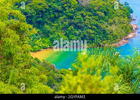 Grüne Lagune große tropische Insel Ilha Grande Abraao Strand Panorama Drohne von oben Angra dos Reis Rio de Janeiro Brasilien. Stockfoto