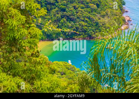 Grüne Lagune große tropische Insel Ilha Grande Abraao Strand Panorama Drohne von oben Angra dos Reis Rio de Janeiro Brasilien. Stockfoto