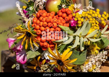 Traditionelles Bouquet aus Blumen, Kräutern und Früchten, das das Symbol des Sommers ist Stockfoto