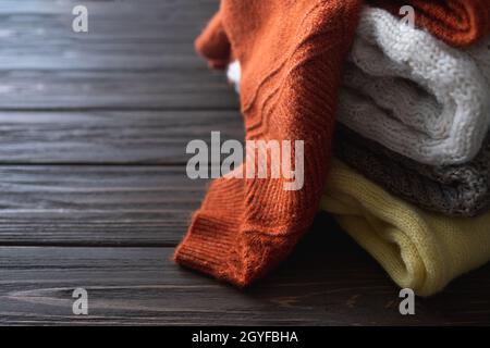 Gefaltete warme Strickpullover, Halb-Over oder Decken. Herbst- und Winterkleidung. Ort für Ihren Text. Stockfoto