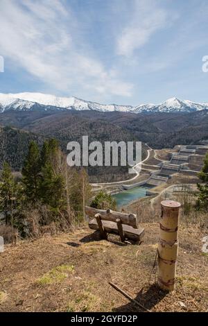 Blick auf den Reserveauslauf am Sayano Shushenskaya HPP. Stockfoto