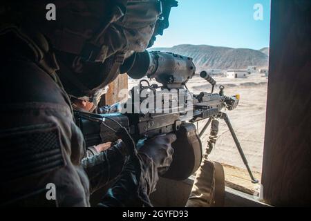 Soldaten der US-Armee aus dem 1. Bataillon, dem 36. Infanterie-Regiment, der 1. Panzerbrigade-Kampfmannschaft, der 1. Panzerdivision, versuchen während der entscheidenden Aktionsdrehung 21-10 im National Training Center in Fort Irwin, Kalifornien, am 16. September, ein Gebäude simulierter gegnerischer Kräfte zu räumen. Foto der US-Armee von Sgt. Geordan J. Tyquiengco, Operations Group, National Training Center. Stockfoto