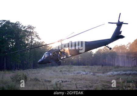 Ein UH-60 Blackhawk hebt sich mit Soldaten des US Army John F. Kennedy Special Warfare Center and School ab, nachdem sie während der letzten Phase des Feldtrainings, bekannt als Robin Sage, im Zentrum von North Carolina, am 28. September 2021 auf Schüler der Spezialeinheiten überfallen wurden. Robin Sage ist die Kulminationsprüfung für Soldaten im Qualifikationskurs der Spezialeinheiten und seit mehr als 50 Jahren der Lackmustest für Soldaten, die den Grünen Beret verdienen wollen. (USA Armeefoto von K. Kassens) Stockfoto