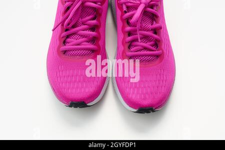 Paar lila Textil-Sneakers auf weißem Hintergrund, Draufsicht. Schuhe für Sport, Joggen Stockfoto