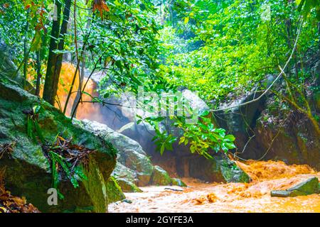 Wang Sao Thong Wasserfall im tropischen Regenwald zur Regenzeit auf Koh Samui in Surat Thani Thailand. Stockfoto