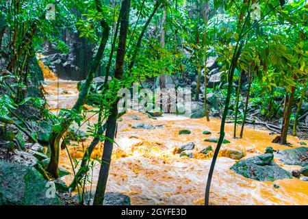 Wang Sao Thong Wasserfall im tropischen Regenwald zur Regenzeit auf Koh Samui in Surat Thani Thailand. Stockfoto