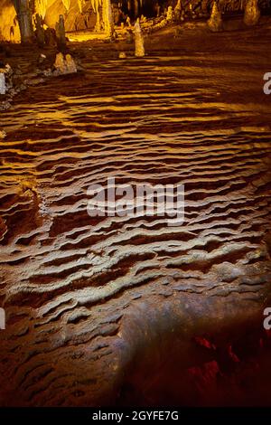 Felsspalten in tiefen Höhlen mit Stalagmiten und Stalaktiten Stockfoto