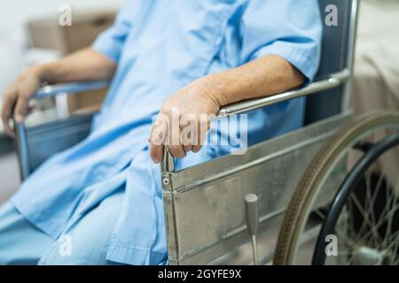 Asiatische ältere oder ältere alte Dame Frau Patientin im Rollstuhl auf Krankenpflegestation, gesund starke medizinische Konzept Stockfoto