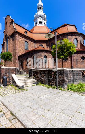 Die neobarocke Kirche St. Anna in der historischen Bergbausiedlung Nikiszowiec, Katowice, Polen. Das rote Backsteingebäude befindet sich in Wyzwolenia Stockfoto