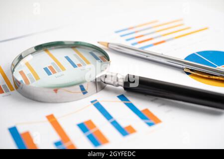 Lupe auf Karten Grafiken Papier. Finanzentwicklung, Bankkonto, Statistik, Investment Analytic Research Data Economy, Börse Stockfoto