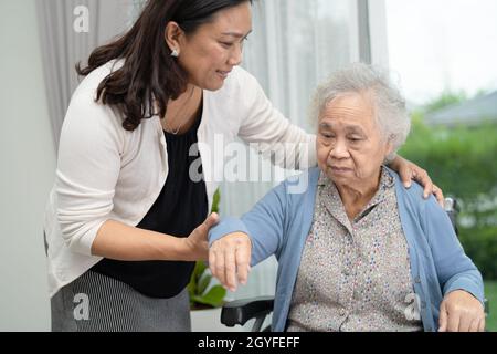 Hilfe und Pflege Asiatische ältere oder ältere alte Dame Frau Patientin sitzt im Rollstuhl auf Krankenpflegeabteilung, gesund starke medizinische Konzept Stockfoto