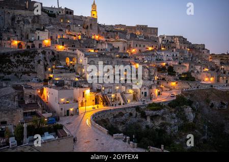 Matera; Italien - 20. September 2019: Nachtlandschaft des Sassi von Matera, einem historischen Viertel in der Stadt Matera, bekannt für ihr altes cav Stockfoto