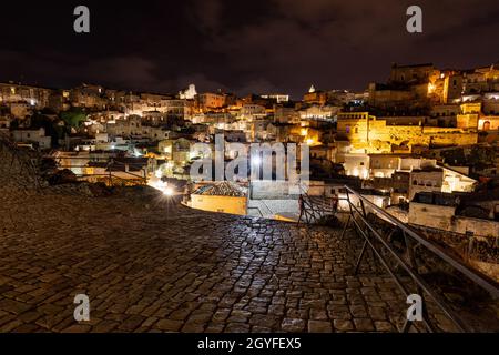 Nacht Landschaft der Sassi von Matera, bekannt für ihre alten Höhlenwohnungen bekannt. Basilikata. Italien Stockfoto