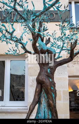 Matera, Italien - 15. September 2019: Baum des Friedens von Adrea Roggi im Sassi di Matera ein historisches Viertel in der Stadt Matera. Basilikata. Italien Stockfoto