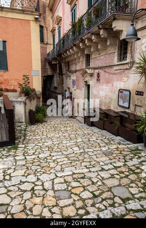 Matera, Italien - 20. September 2019: Typische gepflasterte Treppen in einer Seitenstraße in der Sassi di Matera, einem historischen Viertel der Stadt Matera Stockfoto