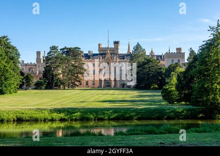 Schloss Lednice mit schönen Gärten mit Blumen und Parks an sonnigen Sommertagen. Lednice-Valtice Wahrzeichen, südmährische Region. UNESCO World Herit Stockfoto