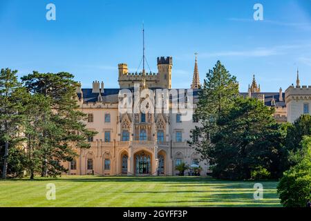 Schloss Lednice mit schönen Gärten mit Blumen und Parks an sonnigen Sommertagen. Lednice-Valtice Wahrzeichen, südmährische Region. UNESCO World Herit Stockfoto