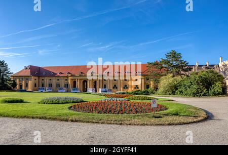 Schloss Lednice mit schönen Gärten mit Blumen und Parks an sonnigen Sommertagen. Lednice-Valtice Wahrzeichen, südmährische Region. UNESCO World Herit Stockfoto