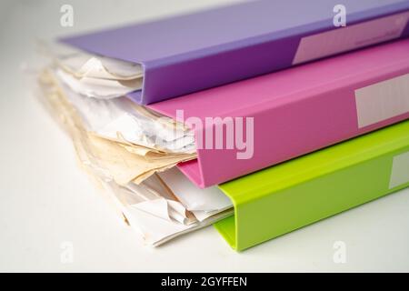 Datei Ordner Binder Stack von Multi Color auf Tisch im Amt. Stockfoto