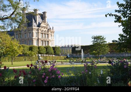 Paris - Einheimische und Touristen in der berühmten Tuileries. Tuileries Garten (Jardin des Tuileries) ist ein öffentlicher Garten zwischen dem Louvre Museum eine entfernt Stockfoto