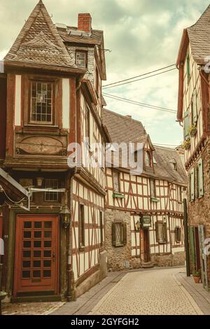 Braubach, Deutschland August 2021: Detailansicht der Stadt Braubach mit den malerischen Fachwerkhäusern Stockfoto